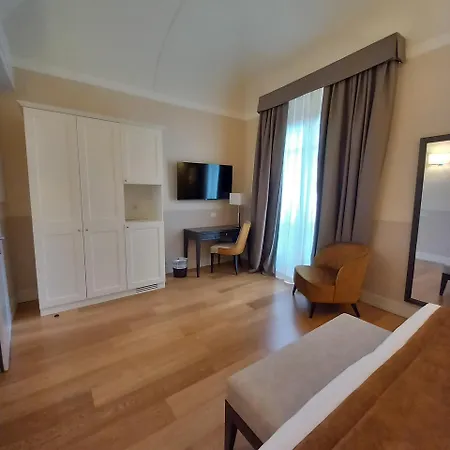 Hotel Palazzo San Lorenzo & 4*