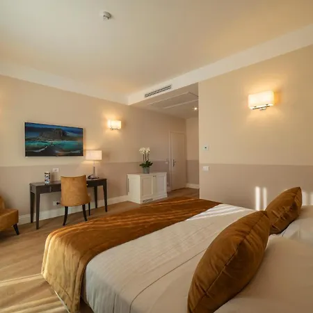 Hotel Palazzo San Lorenzo & 4*
